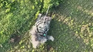 Российские дроны кошмарят экипаж подбитого танка ВСУ
