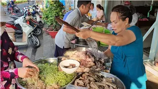 Xếp hàng ăn Bún măng vịt vỉa hè đông nghẹt khách Ở Sài Gòn