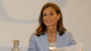 La reina Letizia combina las zapatillas con el traje de lino