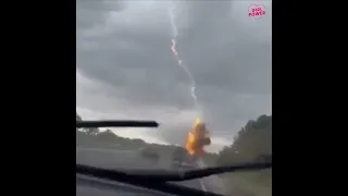 Молния попала в машину.