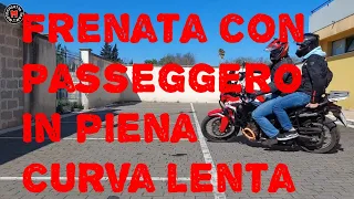 Fermata in piena inversione o curva lenta con il passeggero @MotociclettaTeamDanieleLeva