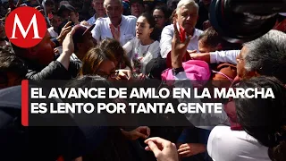 AMLO no logra llegar al Zócalo por la gran cantidad de gente en la marcha