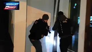 Policiais surpreendem ladrão de banco em casa de luxo