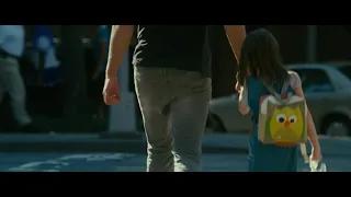 Alexander Skarsgård in What Maisie Knew - hand