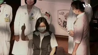 電視直播中蔡英文接種高端疫苗 為台灣自製疫苗豎起大拇指