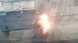 Українські військові розстрілюють російські танки - відео від полку "Азов"