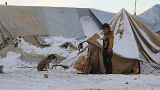 Сильные морозы и снегопад отягощают условия жизни в лагерях беженцев в Сирии