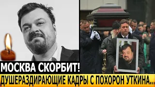 ДО СЛЁЗ! МАМА С ТРУДОМ СТОЯЛА У ГРОБА... Фото с похорон Василия Уткина взорвали сеть!