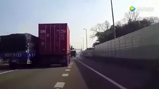 高速上大货车司机看到同行翻车，好冷酷，一脚油门赶紧逃离，哈哈_腾讯视频