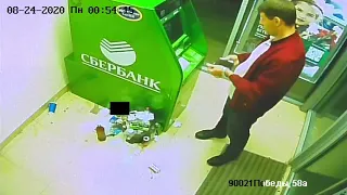 В Астрахани ищут мужчину, который забрал из банкомата чужие деньги