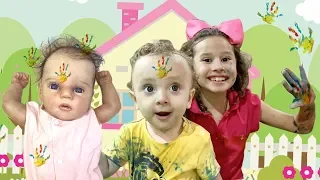 VALENTINA BABÁ 🍼 POR UM DIA COM BEBÊ DE VERDADE E PINTANDO A CASA DE BRINQUEDO