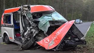 Krankenwagen gegen Baum - Patient tot - Personal verletzt in Nümbrecht am 30.10.19 + O-Ton