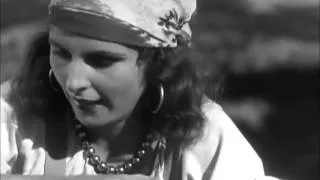 Leni Riefenstahl escalando en una de sus películas