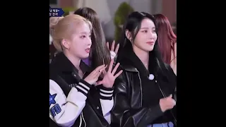 kim lip telling jinsoul to make a heart and then immediately changing her mind