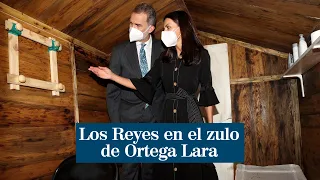 Los Reyes entran en la réplica del zulo de Ortega Lara