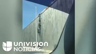 Migrantes utilizan una larga escalera para cruzar el muro: un caso que no es el único