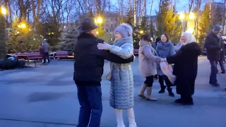 ОЙ, РЯБИНУШКА, РЯБИНА, РАСКУДРЯВЫЙ МОЙ ЦВЕТОК!💃🕺🎄/ТАНЦЫ В ПАРКЕ ГОРЬКОГО ХАРЬКОВ ДЕКАБРЬ 2021