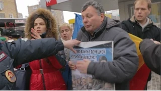 Провокаторы и драки на антивоенном пикете в Москве