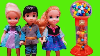 Gumball machine ! Elsa and Anna toddlers visit Benjamin - Barbie