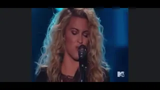 @ToriKelly 2015 VMA performance throws guitar ￼