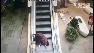Asian Woman Vs Escalators Got Real Bad |Woman keeps rolling down from the escalator