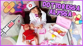 Dottoressa Alyssa e la bambola in silicone - Video per bambini