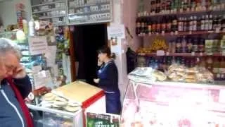 Лазарев вызывает полицию. Продавщица устроила скандал и пытается спрятать пакет с водкой.