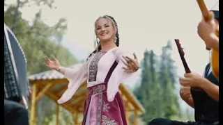 Valentina Shevchenko dancing kyrgyz dance / Сары кызыбыз кыргыз бийин тытты