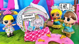 УПАЛА В БАССЕЙН НОВАЯ КОРОЛЕВА🤣🤣🤣 в Лол тауне! Куклы ЛОЛ  LOL сюрприз смешные мультики Даринелка