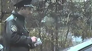 Луганск, 2005 год  ГАИшник берет взятку