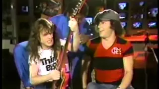 AC/DC: Angus Young "Heavy Metal" e Brian Johnson "Flamenguista"?