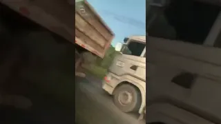 DEUS GUIOU ESSE MOTORISTA SEM DEIXAR TRISCA EM NINGUÉM, CARRETA SEM FREIO