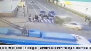 Уроженец Кыргызстана сбил толпу пешеходов в Петербурге. Видео страшной аварии