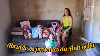 ABRINDO OS PRESENTES DE 1° ANO DA ANTONELLA