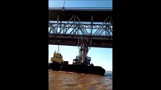 Кран врезался в Амурский мост у Хабаровска