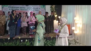 "Maha Guru" Wisuda Kelas IX 2023 SMP IBNU SINA LUMAJANG