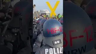 Lützerath-Räumung: Polizei greift gegen Aktivisten durch #shorts