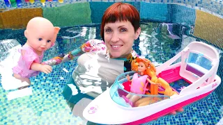 Кукла Беби Анабель плавает в бассейне - Игры с Барби и Машей Капуки - Видео для девочек