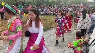 Lễ hội bản em, trang phục gái hmong