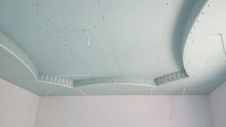 потолок из гипсокартона, с круглыми бортиками. Plasterboard ceiling.