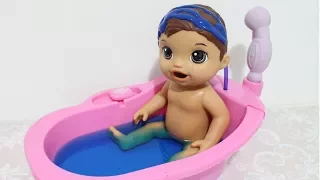 BABY ALIVE MENINO MEU PRIMEIRO FILHO TOMANDO BANHO NA BANHEIRA DE ÁGUA AZUL