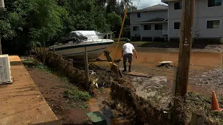 Hawaii cleans up from torrential rain & landslides