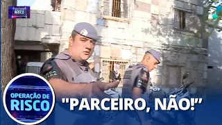 Traficante chama policial de parceiro no meio da abordagem e leva esculacho