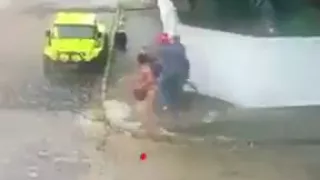 【Thief】 on a motorcycle gets hit with a broom handle after attempted to rob the ladies