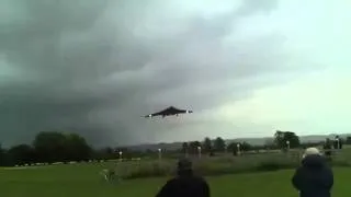 Awesome Vulcan Bomber Low Fly By