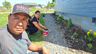 Plantando las Flores que me regalaron  Como ba quedando el jardín de la casa 🏡 miren amigos