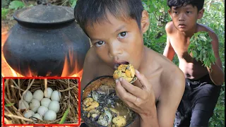 Primitive Technology - Eating delicious - Cooking baby egg ducks