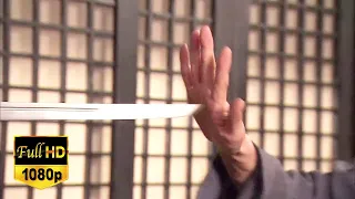 The kung fu master uses his palm to defeat the sword of a Japanese samurai.