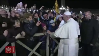 Veja o momento em que Papa Francisco bate com tapas na mão mulher que o puxou pelo braço