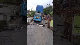 Truk muatan melewati jembatan rusak #trukoleng #jembatan #banjir